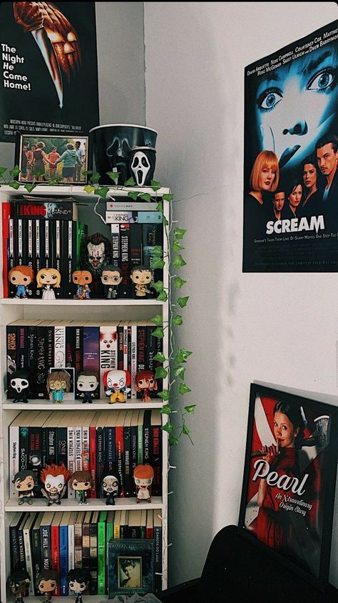 Via Instagram: @Welysn Horror Movies Decor, Horror Inspired Room, Horror Movie Room Aesthetic, Scream Room Decor, Horror Bedroom Aesthetic, Spooky Room Aesthetic, Horror Themed Room, Horror Bedroom Ideas, Horror Room Ideas