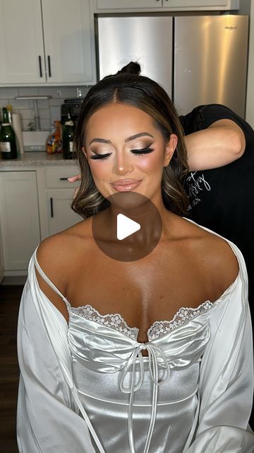 Bride Make Up Ideas Wedding Day, Bride Makeup Inspiration, Glowing Wedding Makeup Brides, Italian Bridal Makeup, Wedding Party Makeup Ideas, Bridal Full Glam, Makeup Ideas Wedding Bride, Wedding Makeup Dark Hair, Smokey Bridal Makeup