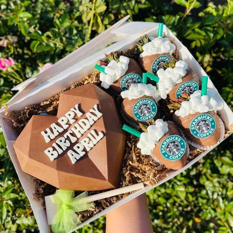 @alondras_swttreats on Instagram: “Starbucks anyone? 🤎💚 Edible images by: @sugaryness 🤍 #starbucks #starbucksstrawberries #starbuckstheme #shopsmall #shopsmallbusiness…” Disney Strawberries, Starbucks Gifts, Chocolate Cakesicles, Strawberry Boxes, Breakable Hearts, Starbucks Party, Breakable Chocolate, Popsicles Cake, Strawberry Ideas