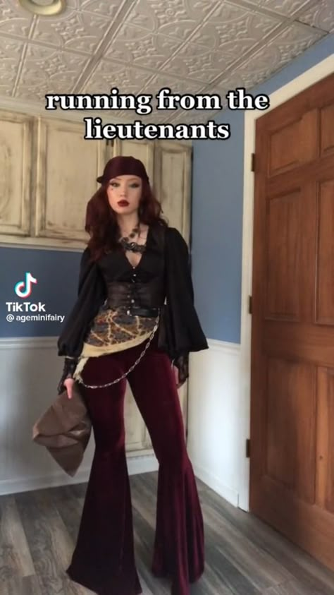 Pirate Inspired Outfits, Pirate Outfit Women, Pirate Vibes, Pirate Oc, Pirate Clothes, Pirate Core, Female Pirate, Ren Faire Ideas, Pirate Aesthetic