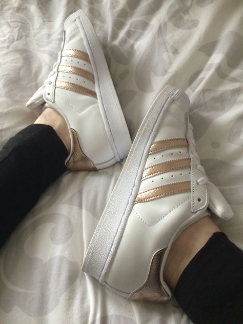 Superstars Adidas, Adidas Rose, Rose Gold Adidas, Rose Adidas, Adidas Superstar Sneaker, Adidas Sneakers, Converse, Rose Gold, Adidas