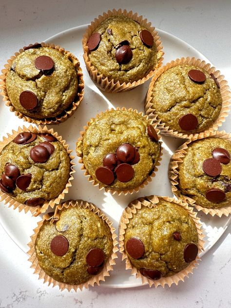 These Green Smoothie Muffins are a family favorite. Packed with nutrients, veggies and naturally sweetened. These are great for all ages! Green Smoothie Muffins, Smoothie Muffins, Rachel Mansfield, Strawberry Yogurt Bark, Green Muffins, Breakfasts Healthy, Banana Bread Baked Oatmeal, Green Pancakes, Yogurt Bread