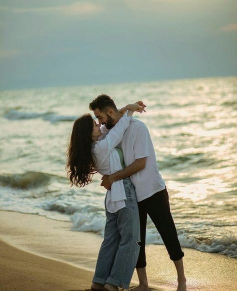 Red And Blue Gradient, Pre Wedding Photoshoot Beach, Couples Candid Photography, Couples Beach Photography, Pre Wedding Photoshoot Props, Couple Beach Pictures, Beach Poses For Couples, Pre Wedding Photoshoot Outfit, Wedding Photoshoot Props