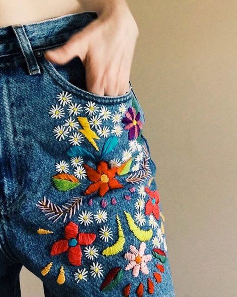 Broderies fleuries / Broder des fleurs sur un jean Tessa Perlow, Boyfriend Jean, 자수 디자인, Burda Style, Embroidered Clothes, Embroidered Denim, Embroidered Jeans, Hand Embroidery Patterns, Embroidery Inspiration