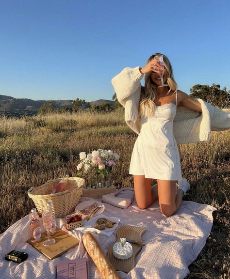 Comfy Picnic Outfit, Insta Photo Ideas Picnic, Picnic Aesthetic Cottagecore, Spring Picnic Aesthetic Friends, Picnic Aesthetic Poses, Flower Picnic Photoshoot, Soft Spring Aesthetic Outfits, Spring Cottagecore Outfits, Piknik Outfit