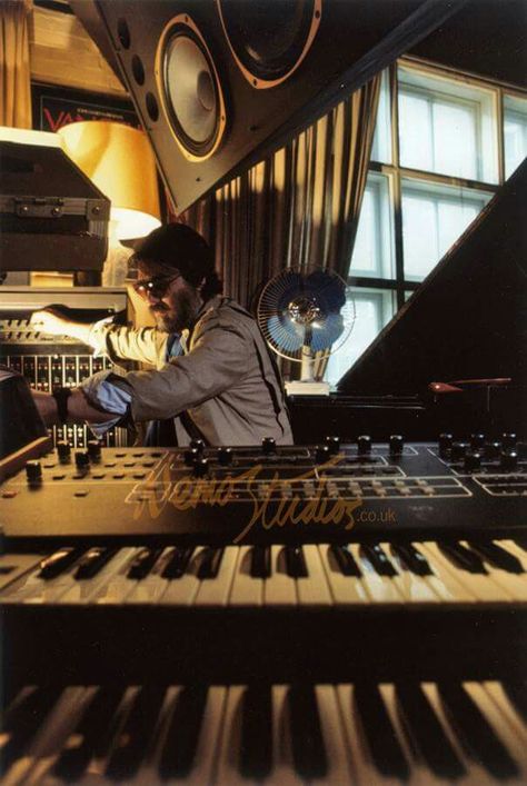 Vangelis scoring 'Bladerunner' Blade Runner 1982, Sean Young, New Age Music, Film Score, Ridley Scott, Music Composers, Pop Rock, Blade Runner, Sound Design