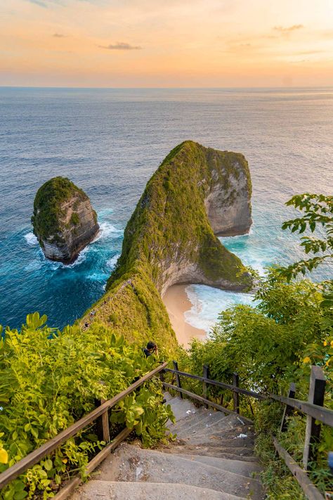 The famous T-Rex shaped beach - Kelingking Beach - is one of the best places to see on Nusa Penida. Click here to read a complete guide for visiting Kelingking Beach including how to get there, what is the best time for visiting and what to expect! | Best things to do on Nusa Penida | Visiting Nusa Penida | Kelingking Beach Guide | T-Rex Beach Bali | Bali bucket list | Off the beaten places in Bali | What to do on Nusa Penida | Best places on Nusa Penida | Bali bucket list Kelingking Beach Bali, Nusa Penida Bali, Kelingking Beach, Bali Bucket List, Nusa Ceningan, Instagram Design Creative, Bali Vacation, Beach Bali, Bali Beaches