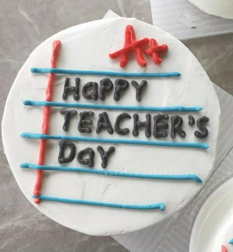 Teacher Appreciation Mini Cakes, Teachers Day Bento Cake Design, Teachers Day Cupcakes Ideas, Cake Design For Teachers Day, Cake Hari Guru Aesthetic, Birthday Cake For Teacher, Teachers Day Cake Design, Teachers Day Cupcakes, Teacher Theme Cake