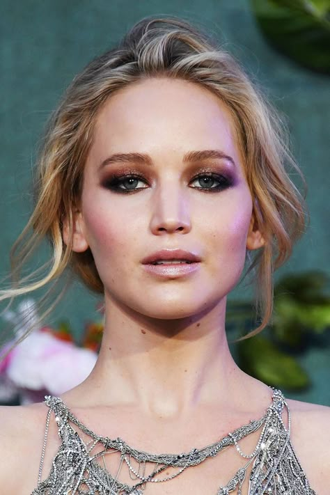 Woah - just look how stunning Jen looked on the red carpet. The eye makeup is the prettiest we've ever seen on her and that tousled updo is perfect. Celebrity Makeup Fails, Jennifer Lawrence Makeup, Tousled Updo, Eye Makeup Cut Crease, Red Carpet Makeup, Makeup Gallery, Red Carpet Hair, Celebrity Makeup Looks, Make Up Inspiration