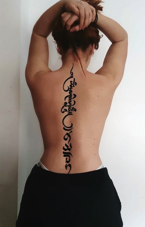 Sanskrit Back Tattoo, Spine Artwork, Sacred Geometric Tattoo, Inner Lip Tattoo, Hair Tattoo Designs, Back Tattoo Women Spine, Hindu Tattoos, Cool Tattoos For Girls, Kanji Tattoo