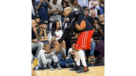 Chris Brown And Rihanna, Barclays Center, Basketball Game, Hollywood Life, Awkward Moments, Chris Brown, Bones Funny, Funny Posts, Rappers