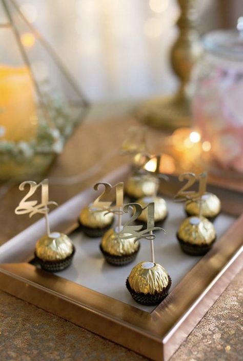 21st Birthday Table Decorations, Elegant 21st Birthday, Classy 21st Birthday, 21st Birthday Party Ideas, Balloon Bunches, Rose Balloon, 21st Birthday Diy, 21 Party, 21st Bday Ideas