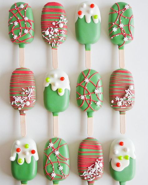 mia stav cakes. on Instagram: “5 days til Christmas!! Comment your favorite holiday treat! (besides cakesicles obvi🤪)” Cake Popsicles Christmas, Christmas Cakesicles Design, Holiday Themed Treats, Christmas Dessert Boxes Ideas, Christmas Cakecicles Ideas, Cakesicle Christmas, Fall Cake Popsicles, Xmas Cakesicles, Grinch Cakesicles