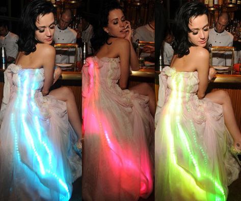 Emotion dress by Philips. #coolglow #fashion #ledlights #katyperry Wearable Technology Fashion, High Tech Fashion, Light Up Dresses, Smart Textiles, Dark Dress, Led Dress, Light Dress, Technology Fashion, Costume Institute