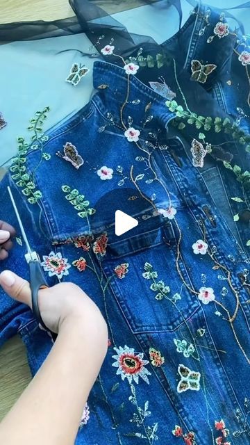 Diy Denim Jacket Ideas Upcycled Clothing, Upcycled Denim Jacket Diy Ideas, Denim Jacket Diy Upcycling, Diy Jean Jacket Ideas, Arts And Crafts Videos, Diy Jacket Refashion, Denim Jacket Diy, Denim Jacket Embroidery, Jean Jacket Diy