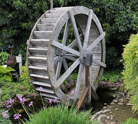 The Best Pond Water Wheel Feature for Garden Ponds 2018 Even though waterwheels are rarely Water Mill Diy, Waterwheel Fountain, Waterwheel Diy, Water Well Design, Diy Water Wheel, Wedding Barns, Bridge Ideas, Backyard Fountain, Fenced Vegetable Garden