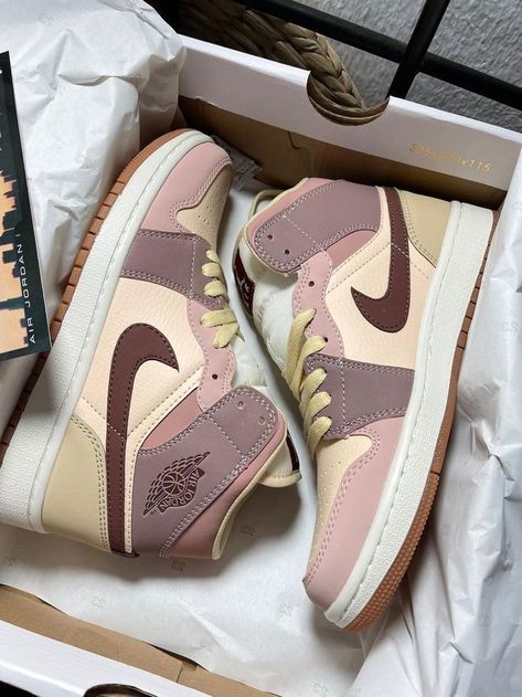 Snicker Shoes, Nike Fashion Sneakers, Replica Sneakers, Nike Shoes Women Fashion, Aesthetic Luxury, Nike Fashion Shoes, Preppy Shoes, Pretty Shoes Sneakers, Nike High