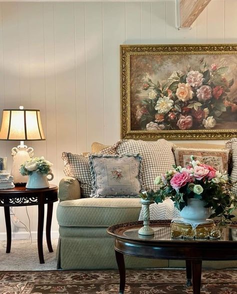 English Country Decor Living Room Laura Ashley Cottage Style, English Country Living Room, English Cottage Living Room, Cottage Style Bedrooms, Living Room Decor Items, Countryside Kitchen, Fancy Living Rooms, Pinterest Living Room, French Cottage Decor