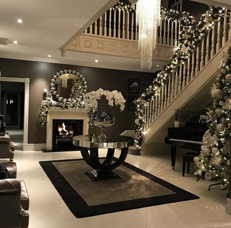 Interior Design Career, Casa Clean, Elegant Christmas Decor, Stair Case, Christmas Decorations Rustic, Furniture Restoration, Christmas House, Elegant Christmas, Boho Home