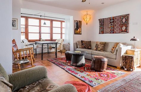 Terracotta tiles bring together the various contrasting elements in the room [From: Alejandro C. - Fotografia de Interiores] Terracotta Interior Design, Tiles Living Room, Tile Floor Living Room, Living Room Themes, Terracotta Floor, Living Room Tiles, Victorian Kitchen, Gorgeous Tile, Floor Tile Design