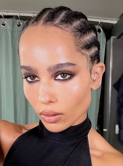 Black Eyeshadow Makeup, Catwoman Makeup, Zoë Kravitz, Black Eyeshadow, Conscious Living, Zoe Kravitz, Spiritual Wellness, Looks Black, Grunge Makeup