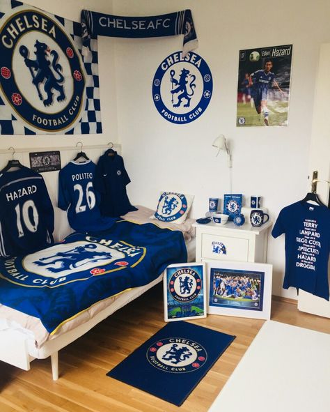 Chelsea FC Family Chelsea Aesthetic, Chelsea Bedroom, Chelsea Fc Team, Chelsea Football Club Wallpapers, Handsome Football Players, Hazard Chelsea, Viking Wallpaper, Football Rooms, Chelsea Wallpapers