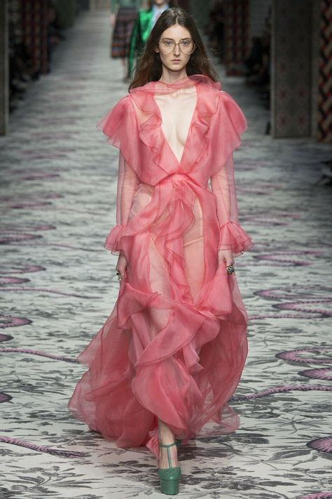 Sheer Outfit, Mode Rose, Gucci Spring, 2016 Fashion Trends, Ruffle Flower, Fashion Institute, 2016 Trends, Milano Fashion Week, Runway Trends