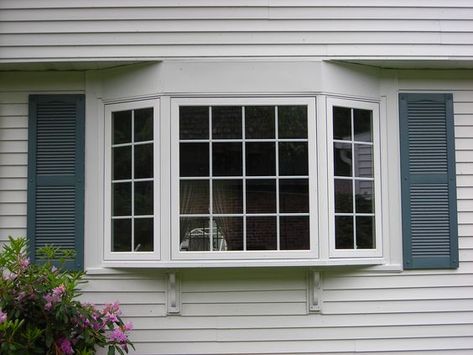 30-Degree Bay window with Colonial between the glass grids. Bay Window Outside, Window Sunroom, Picture Windows Living Room, Window Trim Styles, Colonial Revival Home, Windows Photo, Window Grids, Diy Construction, Home Windows