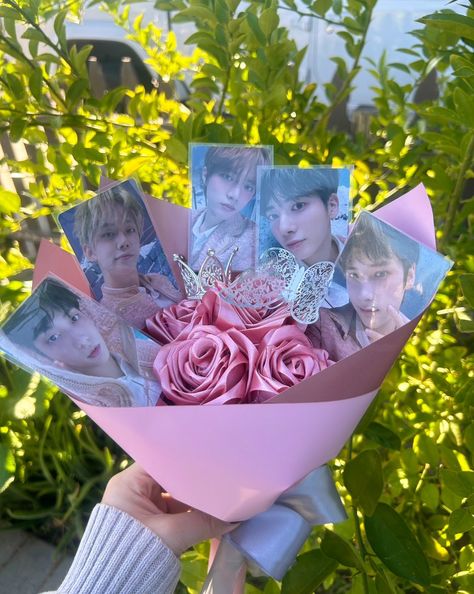 Pc Bouquet Kpop, Kpop Flower Bouquet, Photocard Bouquet, Kpop Bouquet, Kpop Gifts Ideas, Hello Kitty Book, Diy Bouquet Wrap, K Crafts, Creative Money Gifts