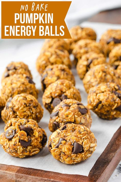 These Easy, No Bake Pumpkin Energy Balls only take A few minutes to make and are the perfect healthy treat for fall. Your family will love them! Pumpkin Peanut Butter Balls, No Bake Oat Balls, Fall Dessert Recipes Easy Healthy, Oatmeal Energy Balls Healthy, No Bake Pumpkin Snacks, Pumpkin Oatmeal Balls, Healthy Snacks For Thanksgiving, Snacks For Work Healthy, Clean Treats