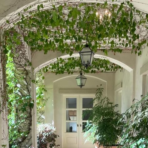 Nancy Meyers on Instagram: "Staycation" Nancy Meyers Movie Aesthetic, Its Complicated House, Nancy Meyers Movies, Movie Houses, Sun Rooms, Nancy Meyers, California Vibe, Traditional Living, White Rooms