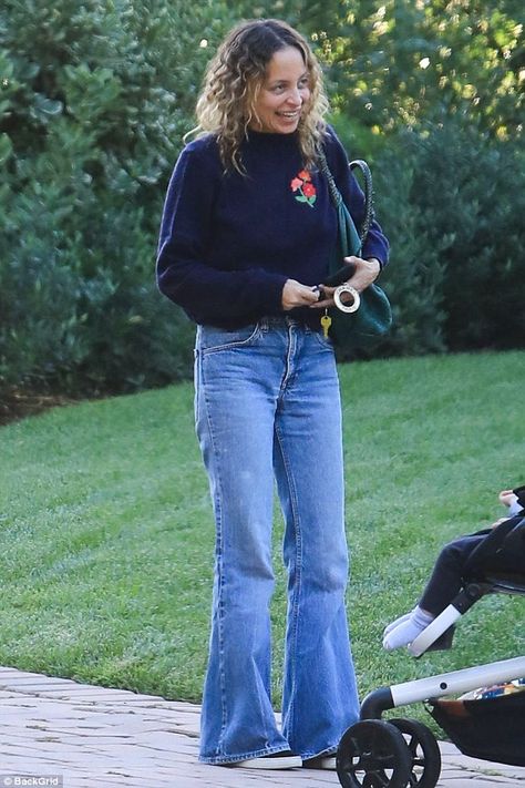 Fendi Spy Bag, Nicole Ritchie, Style Icons Inspiration, Comfortable Casual Outfits, Joel Madden, Nicole Richie Style, Spy Bag, Fall Aesthetics, Floral Turtleneck