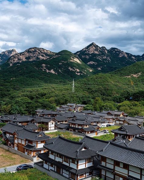 Korea Cafe, Peaceful View, Korean Architecture, Hanok Village, Bukchon Hanok Village, South Korea Seoul, Han River, South Korea Travel, Scenic Roads