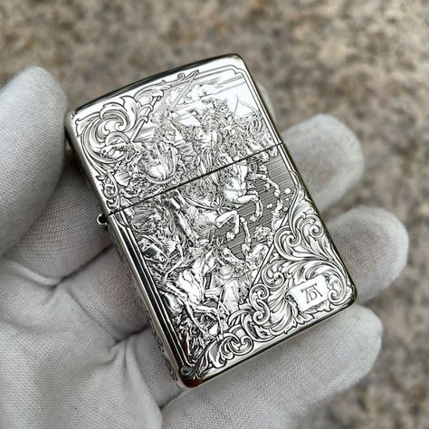 Zippo Engraving Ideas, Zippo Lighter Design, Engraved Zippo Lighter, Cool Lighter Aesthetic, Zippo Lighter Aesthetic, Cool Zippos, Lighters Vintage, Flip Lighter, Antique Lighter