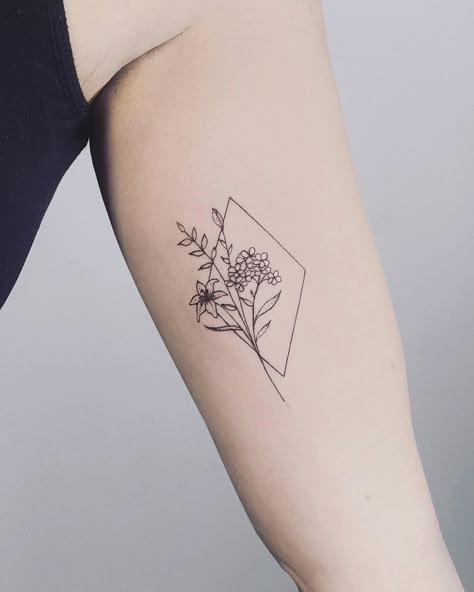 Diy Tattoo Permanent, Daffodil Tattoo, La Tattoo, Small Flower Tattoos, Dainty Tattoos, Flower Tattoo Designs, Simplistic Tattoos, Little Tattoos, Mini Tattoos