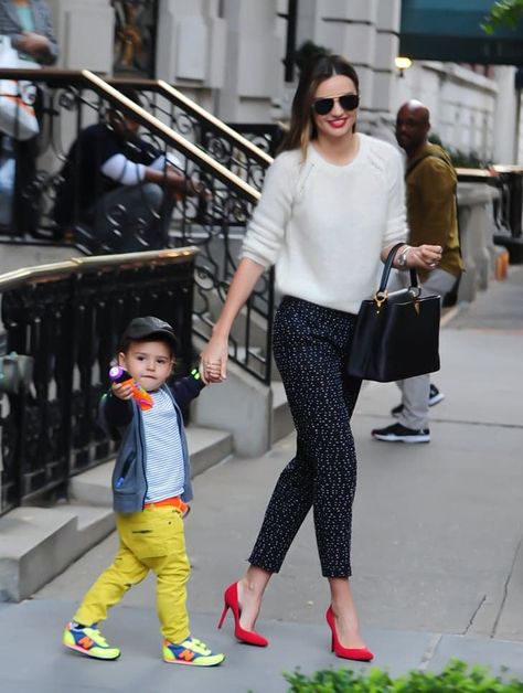 Flynn Bloom, Miranda Kerr Street Style, Cozy White Sweater, Miranda Kerr Style, Trendy High Heels, Sac Louis Vuitton, Culottes Pants, Model Street Style, Red Pumps