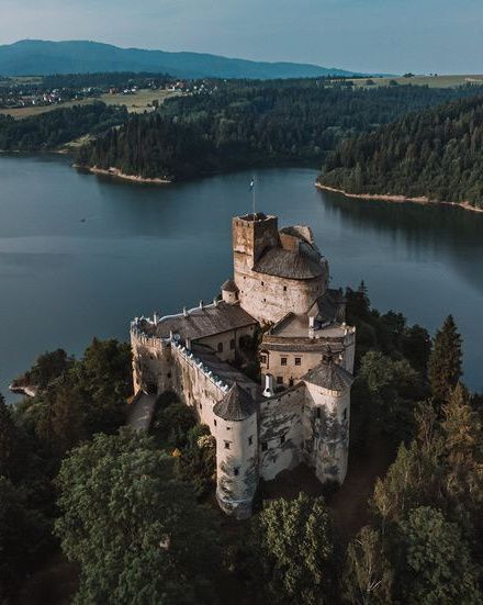 NIEDZICA CASTLE POLAND - The south of Poland is filled with amazing castles, each with its own rich stories to tell - from perfect Disney Princess dreams to medieval ruins. Find 6 dreamy fairytale castles in Krakow and Southern Poland to feel like you went back in time. #polandtravel | polish castles poland | best castles in poland | beautiful castles poland | krakow poland photography castles | best poland castles | fairytale castles in europe | most instagrammable places in poland Castles In Poland, Slavic Castle, Krakow Poland Photography, Polish Aesthetic Poland, Poland Castles, Polish Castle, Medieval Poland, Castle Environment, Unsleeping City