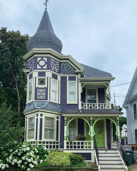 Moody House, Newburyport Massachusetts, Victorian Homes Exterior, Old Victorian House, Victorian Exterior, Colorful Homes, Victorian Style House, Victorian Life, Victorian Style Homes