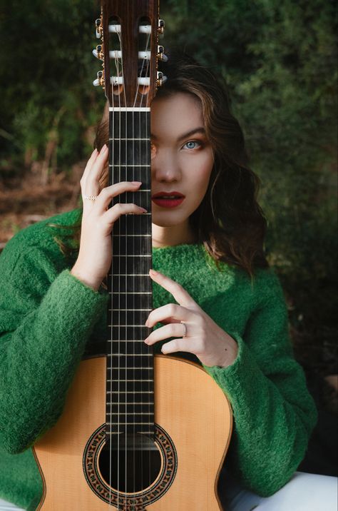 Guitar Photo Poses, Portrait With Guitar Photography, Photoshoot With Ukulele, Musician Photoshoot Ideas, Pose With Guitar, Poses With Guitar, Guitar Senior Pictures, Guitar Photoshoot, Guitar Pose