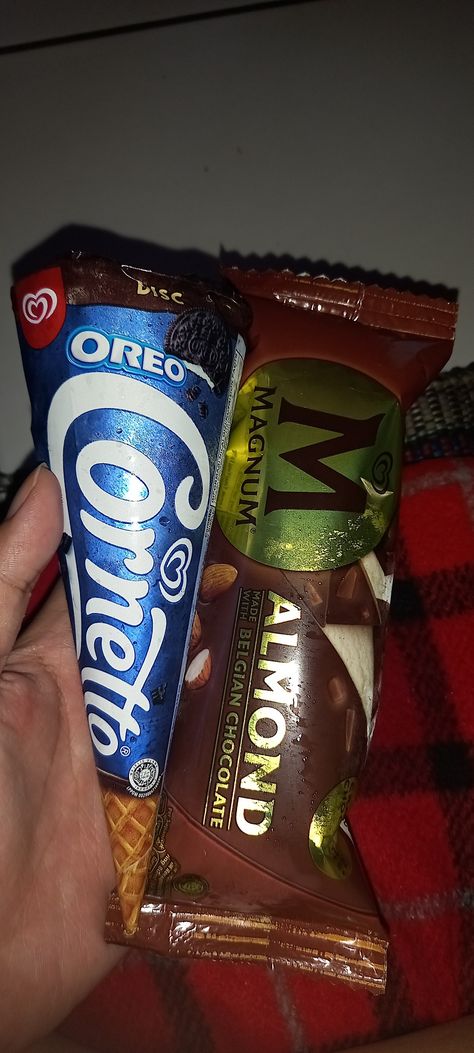 ice cream magnum and Cornetto oreo Es Krim Magnum, Cornetto Ice Cream Aesthetic, Magnum Aesthetic, Filipino Ice Cream, Ice Cream Magnum, Street Ice Cream, Cornetto Ice Cream, Filipino Street Food, Magnum Ice Cream