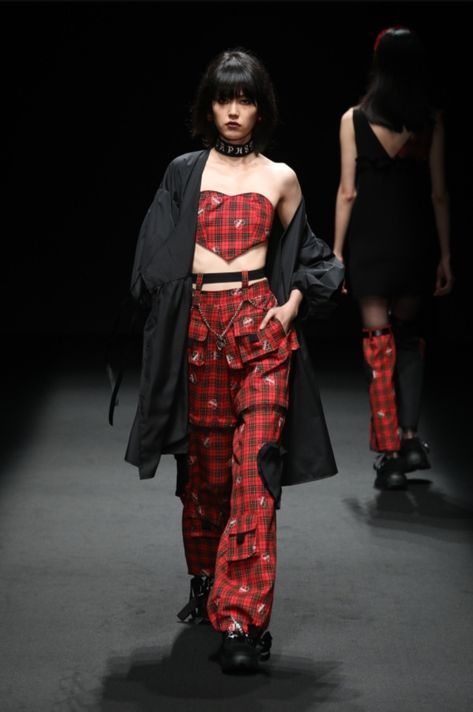 Queer Christmas Outfit, Punk Valentines Day Outfit, Punk Fashion Runway, London Punk Fashion, Punk High Fashion, Casual Punk Outfits, Japanese Punk Fashion, Punk Fashion Women, Extra Fashion