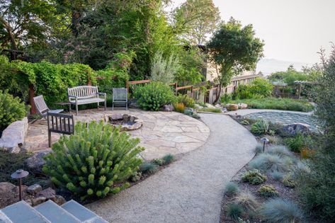 Stunning transformations reveal that skinny, sloped or pie-slice-shape plots can become beautiful gardens Landscaping North Carolina, Outdoor Sitting Areas, Lush Backyard, Lake Landscaping, Pool Cabanas, Courtyard Landscaping, Personal Garden, Castle On The Hill, Stone Landscaping