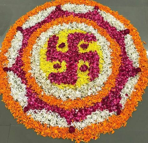 Real Flowers Rangoli Designs Ideas Easy, Round Flower Rangoli Design, Big Diwali Rangoli Designs Unique, Flower And Colour Mix Rangoli, Real Flowers Rangoli, Real Flower Rangoli Designs, Real Flower Rangoli, Onam 2023, Bappa Decoration