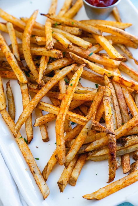 These seasoned fries taste even better than a restaurant! Bake them until crispy with this magic seasoning blend and prepare to be amazed. #seasonedfries #bestfries #homemadefries #bakedfries #frenchfries #friesrecipe #frenchfriesrecipe French Frie Seasoning, French Fry Recipe Baked, Oven French Fries, Oven Baked French Fries, Baked French Fries, Best French Fries, Oven Baked Fries, Healthy Fries, Seasoned Fries