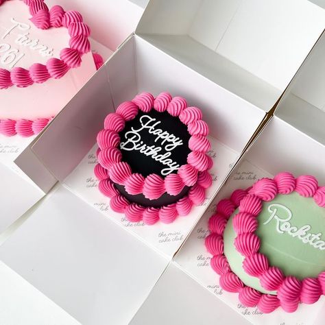 Hot Pink Cake Ideas, Hot Pink Birthday Cake, Mini Birthday Cakes, Chocolate Drip Cake Birthday, Cute Mini Cakes, Cute Pink Cake, Pink Vintage Cake, Pink Cake Birthday, Hot Pink Cake