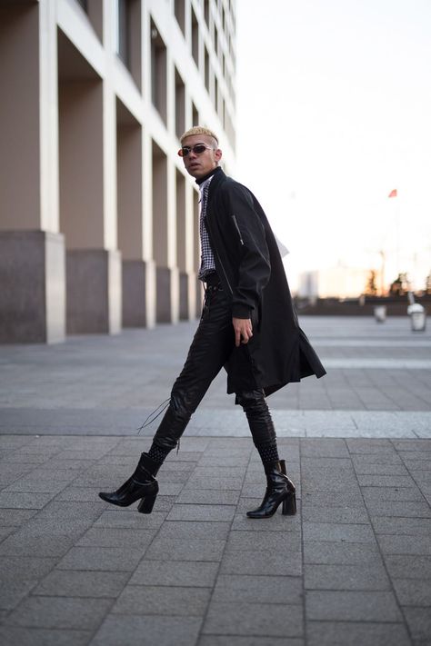 Guy Fashion Aesthetic, Mens Heels, Feminine Menswear, Mens Heeled Boots, Androgyny Fashion, Queer Outfits, Guys Shoes, Heels Boots Outfit, Black Outfit Men