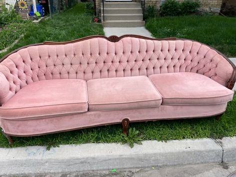 sarah˚ ༘♡ ⋆｡˚ ❀ on Twitter: "look at the couch i just got for FREE https://t.co/olERuoHreB" / Twitter Pink Couch Aesthetic, Pink Bubble Couch, Couch Aesthetic, Pink Luxury Couch, Kawaii Pink Couch, Pink Long Velvet Couch, Pink Victorian Couch, Pink Couch, Dream Laundry Room