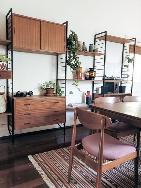 Mid Century Dining Room Ideas, Bookcase Design Ideas, Modern Mid Century Dining Room, Mid Century Dining Room Tables, Retro Apartment Decor, Retro Apartment, Mid Century Bookcase, Mid Century Dining Room, Bookcase Design