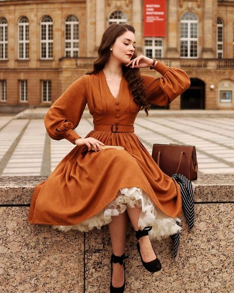 SHIRIN ALTSOHN on Instagram: “[Ad/Werbung] If autumn was a dress, I think it would look something like this new design from @dlccouture 🥺 A warm colored linen fabric,…” Retro Pin Up, Vintage Inspired Outfits, 영감을 주는 캐릭터, Look Vintage, Mode Vintage, Mode Inspiration, Looks Vintage, Petticoat, Lany