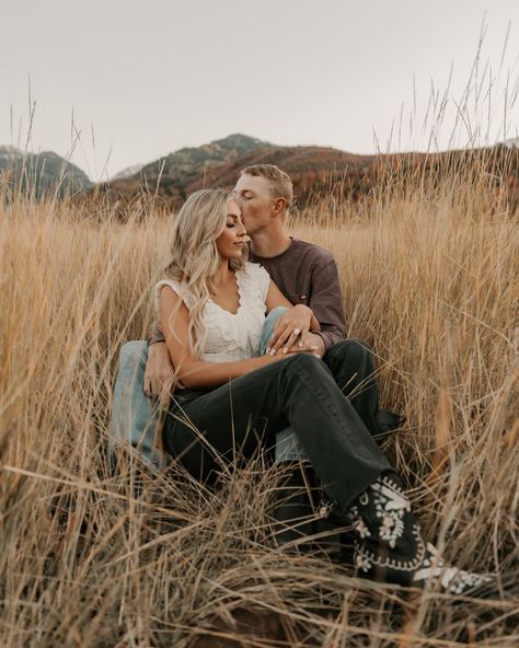 🍂 Fall Minis Are Live! 🍂 The season for cozy sweaters and beautiful autumn colors is here. My Fall Mini Sessions are now available, perfect for capturing those special moments with your loved ones. 📅 Spots are limited, so be sure to book early. Head to the link in my bio to secure your session. #FallMinis #UtahCountyPhotographer #ProvoPhotography #OremPhotographer #FamilyPhotography #AutumnVibes #FallFamilyPhotos #MiniSessions #UtahFall #CozySeason #CaptureTheMoment #GoldenHourMagic #Unscr... Mini Session Ideas Fall, Fall Mini Poses, Fall Mini Shoot, Mini Session Ideas, Fall Minis, Couple Sessions, Fall Mini Sessions, Pic Poses, Couple Pic